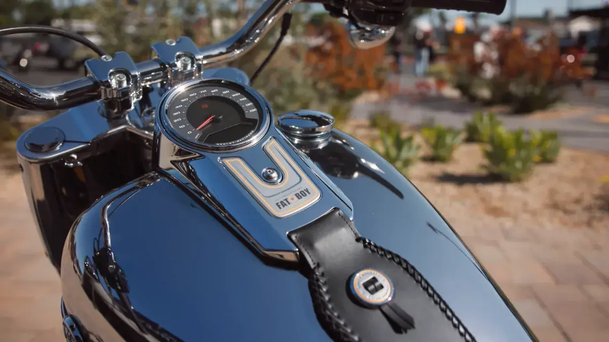 2025 harley davidson fat boy gray ghost console