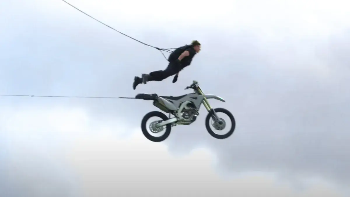 Tom cruise motorcycle stunt on mission impossible dead reckoning