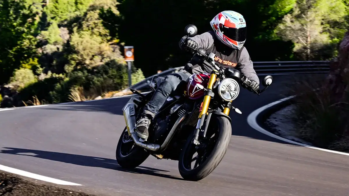 Riding Triumph Speed 400