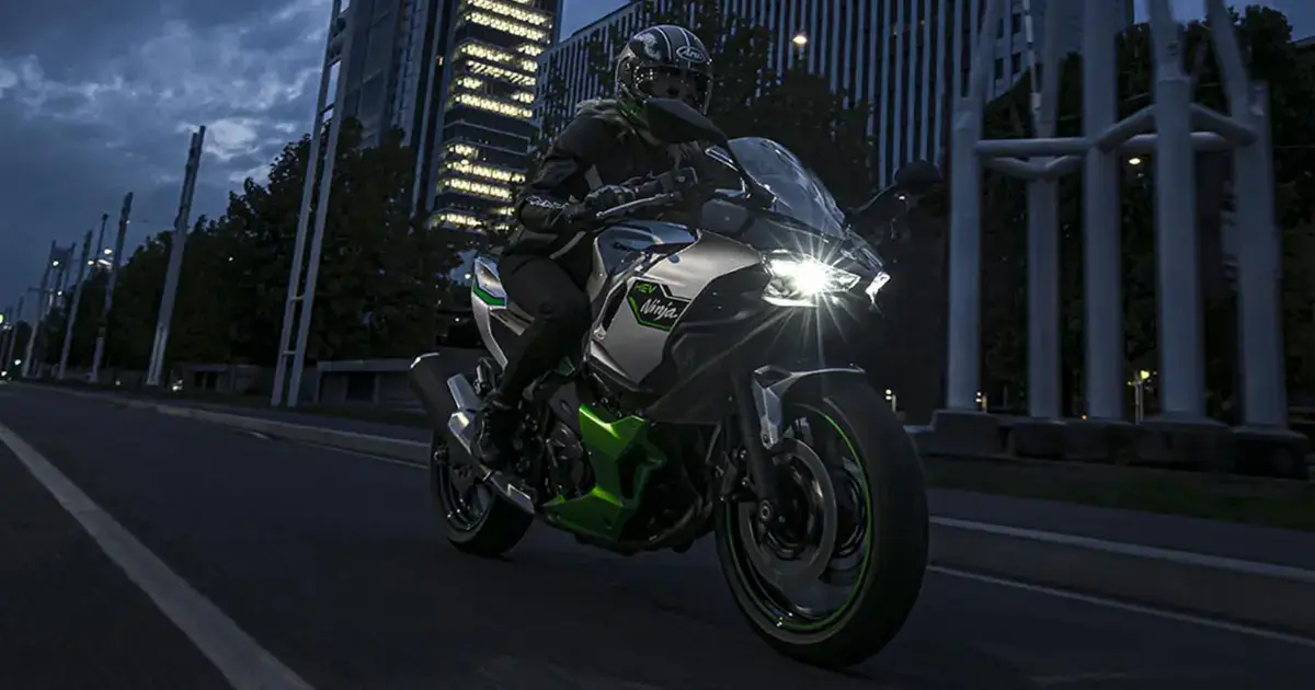 5 Things Riders Love & Hate About Kawasaki Ninja 7 Hybrid