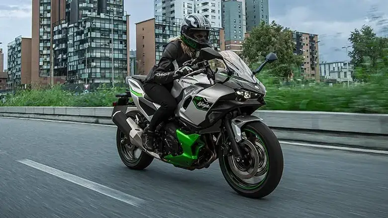 Riding the Kawasaki Ninja 7 Hybrid