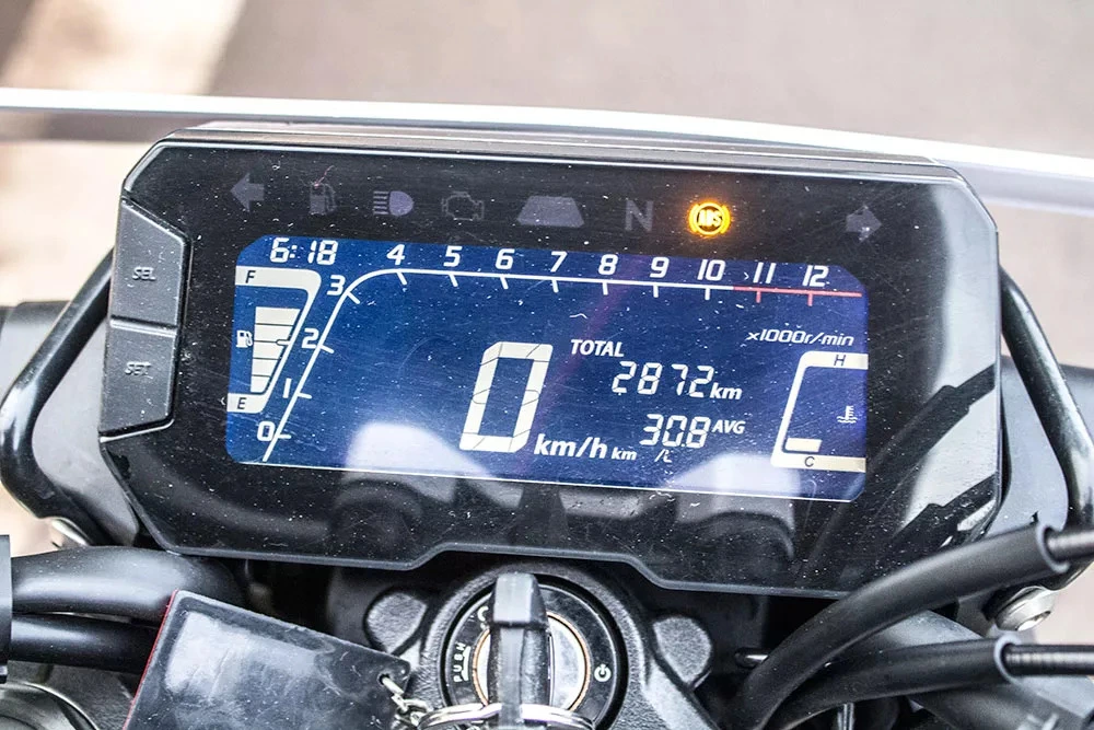 Honda CB300R Digital Instrument Cluster after crossing 2500 kms