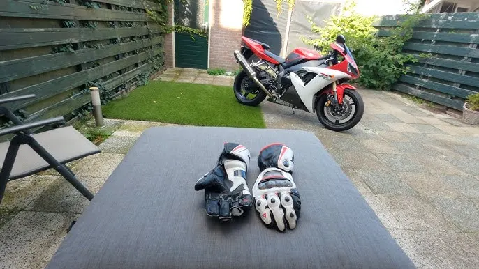 Leather vs Textile Motorcycle Gloves: Which Saves Your Skin? Yamaha R6 with Dainese Full Metal 6 gloves