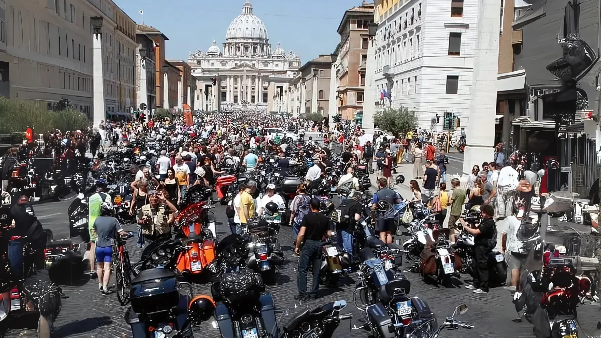 St. Peter's Square bikers gather around pope francis